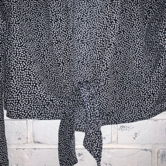 Forever 21 | Cropped Black & White Tie Front Top - Picture 5 of 7